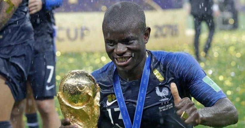 Setianya N'Golo Kante Naik Mobil Mini Cooper