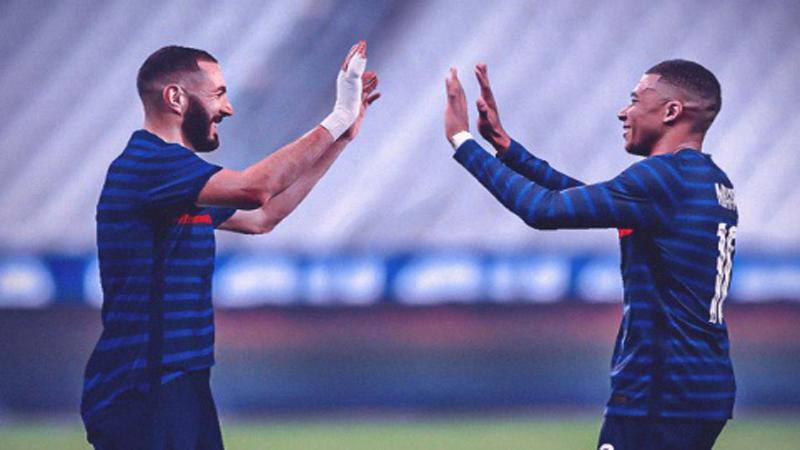 Mbappe Bengong Lihat Tendangan Geledek Benzema saat Latihan Timnas Prancis