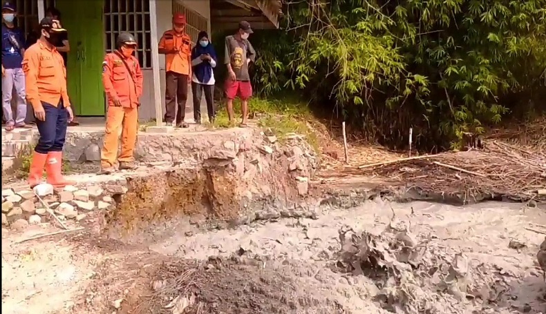 Kubangan Lumpur Mirip Kawah Tiba-tiba Muncul, Warga Cirebon Heboh 