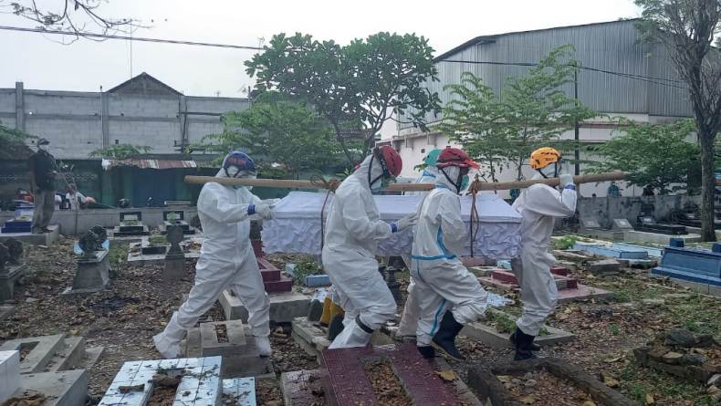 Begini Kisah Anggota SAR UNS Jadi Relawan Pengubur Jenazah Pasien Covid-19