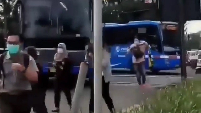 PT Transjakarta Investigasi Insiden Bus Terjebak di Pelintasan Kereta 