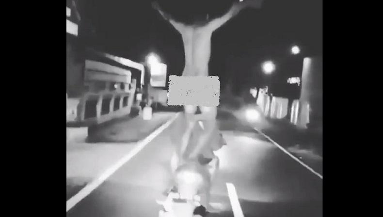  Keterlaluan, Pemuda di Klaten Ini Nekat Telanjang Berdiri di Atas Motor 
