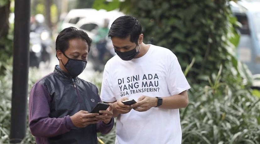 Viral! Pria di Jalan Pakai Kaus: Di Sini Ada yang Mau Gua Transferin? Netizen Girang: Mau Dong Sultan