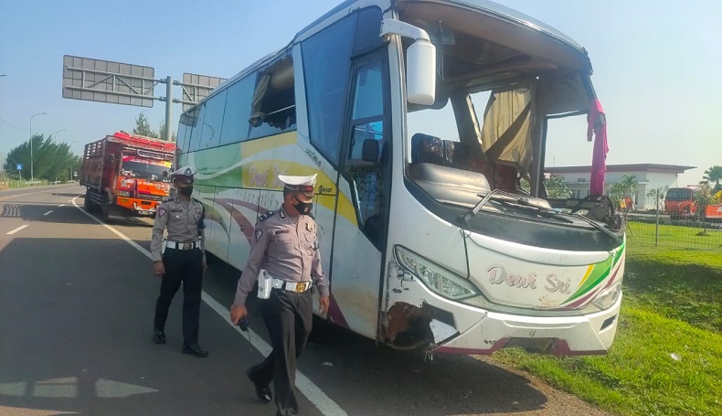 Bus Berpenumpang Belasan Orang Terbalik di Tol Cipali Majalengka, 1 Orang Tewas
