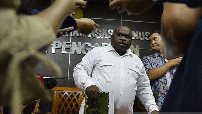 Blak-blakan, Natalius Pigai Dukung Airlangga Hartarto Maju Capres 2024