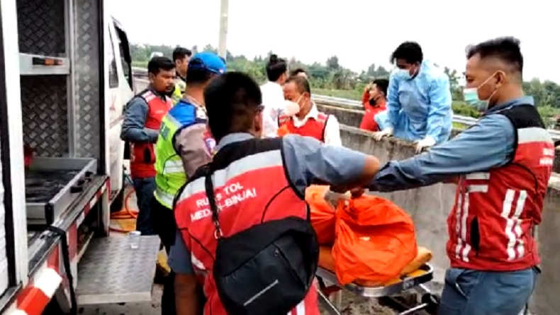 Mobil Pikap Terbalik usai Gagal Menyalip di Jalan Tol Semayang, 1 Tewas