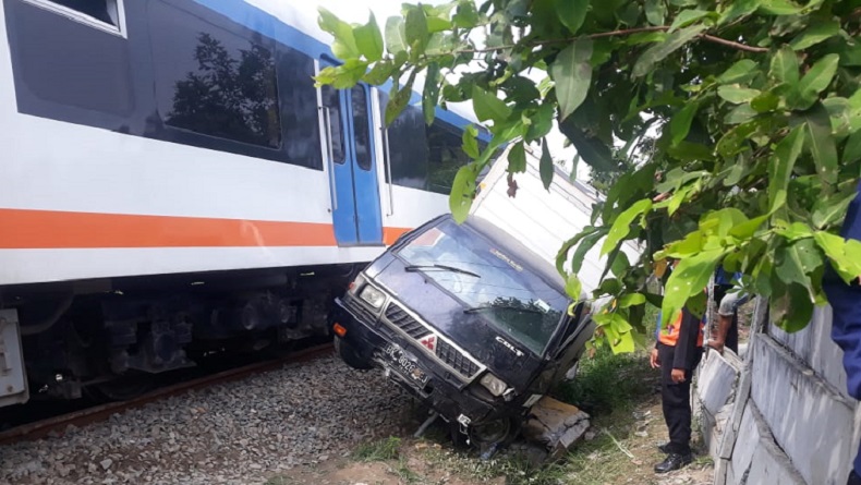 Terobos Palang, Mobil Boks Ringsek Ditabrak Kereta Api Tujuan Bandara Kualanamu 