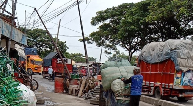 Viral Tiang Listrik Miring Bahayakan Warga, Pemkab Tangerang-PLN Lempar Tanggung Jawab