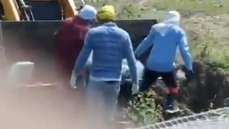 Viral Anak Bawa Jenazah Ayah Korban Covid Pakai Backhoe lalu Dikubur di Lapangan