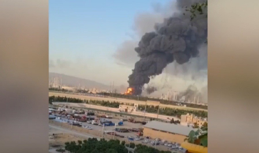 Kebakaran Besar Landa Kilang Minyak dekat Ibu Kota Iran