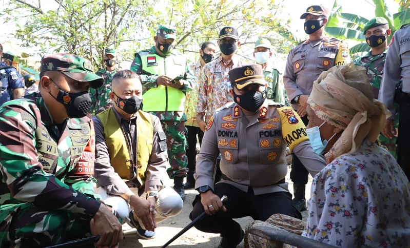 TNI-Polri Bagikan 10 Ton Beras untuk Keluarga Terdampak Covid-19 di Mojokerto 