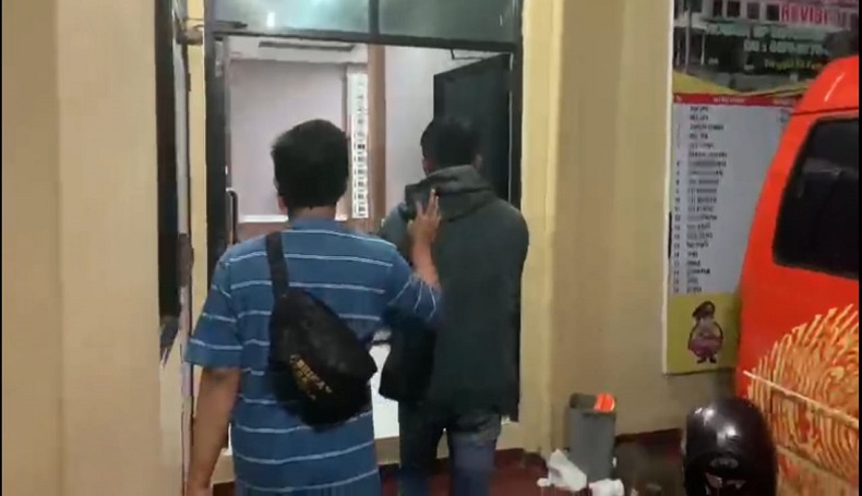 Penyebar Video Bugil di Tasikmalaya Ditangkap, Pasrah saat Digelandang Polisi