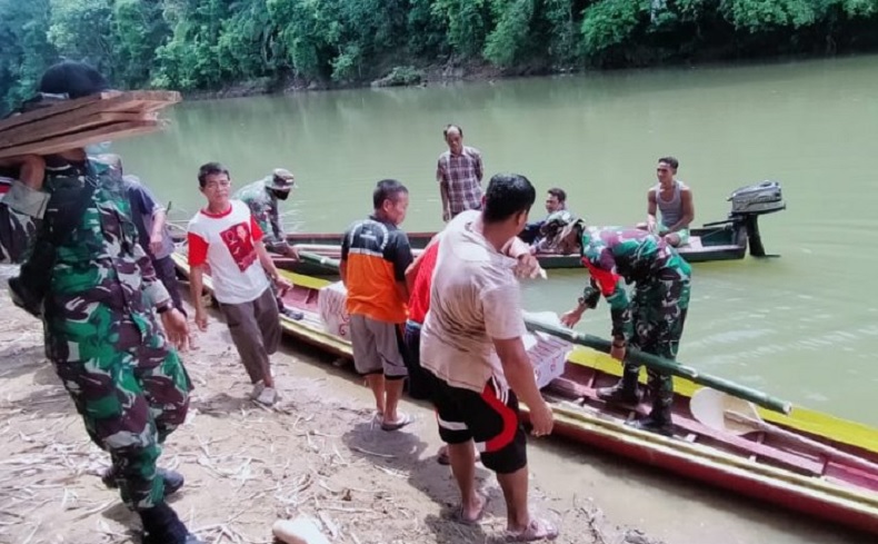 Susuri Sungai Sekayam, Personel Satgas Pamtas Antar Jenazah ke Permakaman