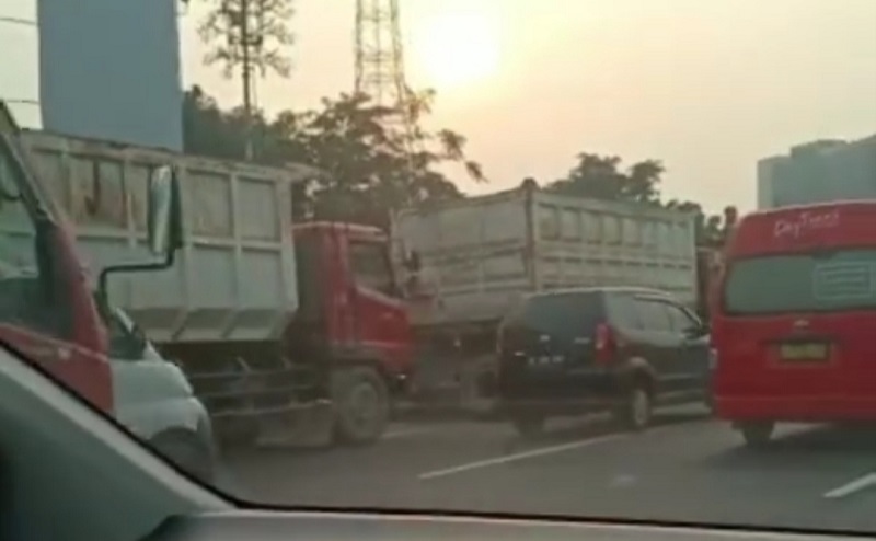 Dua Truk Terlibat Kecelakaan di Tol TB Simatupang, Lalu Lintas Tersendat