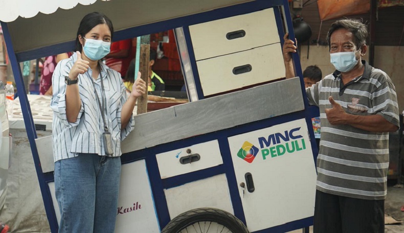 Terima Bantuan Gerobak dari MNC Peduli, Pedagang Kemayoran Terharu