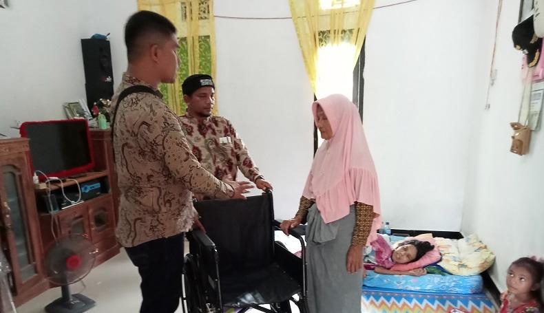 Perempuan Lumpuh di Pidie Jaya Terima Bantuan Kursi Roda dari Anggota DPR