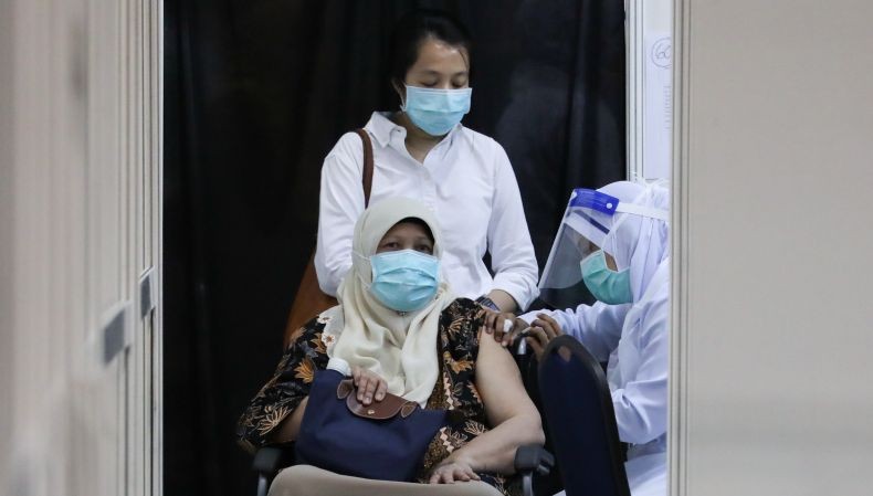 Kasus Covid Melonjak, Malaysia Akan Hukum Warga yang Menolak Vaksin