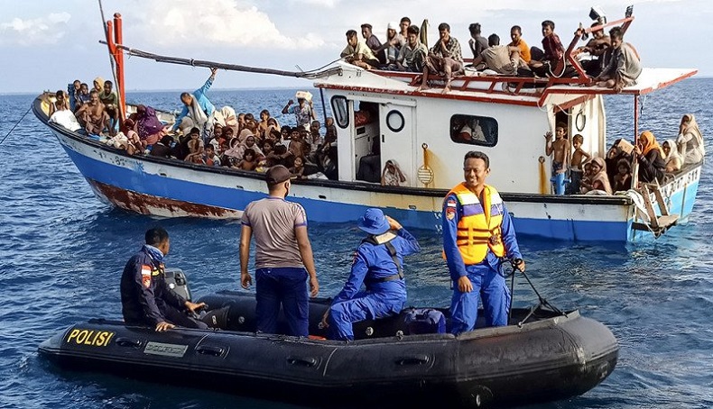 Kapal Pengangkut 81 Warga Rohingya Terdampar di Pulau Idaman 