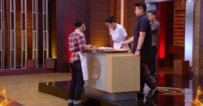 Keren, Chef Arnold Unjuk Skill Potong Ayam di Galeri MasterChef Indonesia