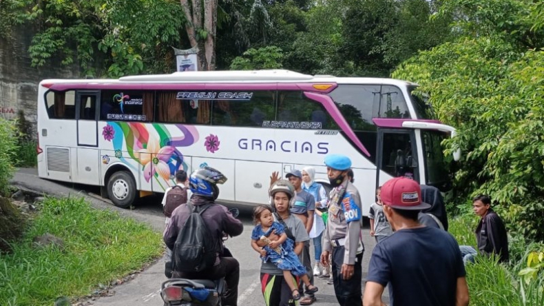 Tak Bantu Evakuasi, Sopir Bus Gracias yang Tersangkut di Kelok 10 Agam Menghilang