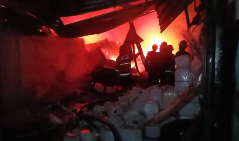 Api di Pabrik Cat Sidoarjo Belum Padam, 7 Mobil PMK Kesulitan 
