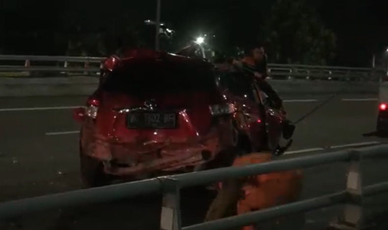 Kecelakaan di Tol Dalam Kota, Dua Mobil Terguling hingga Ringsek