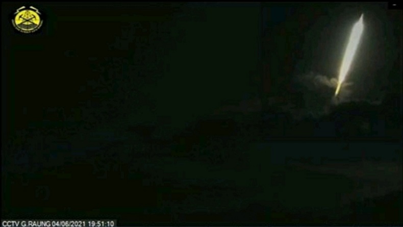 Viral Cahaya Misterius Disertai Dentuman di Gunung Raung, Kepala LAPAN: Itu Meteor Jatuh