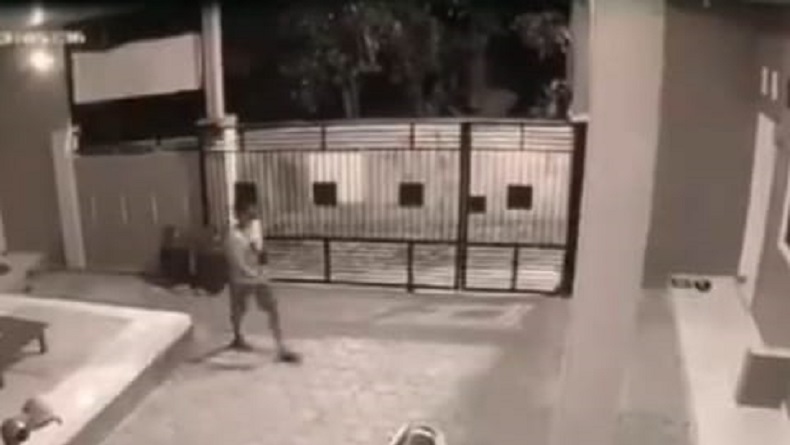 Mahasiswi Dirampok lalu Diperkosa, Aksi Pelaku Panjat Rumah Kos Terekam CCTV
