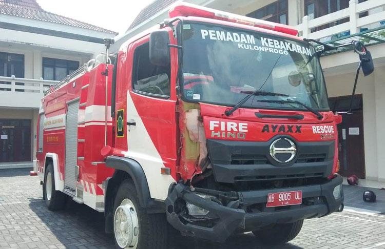 Damkar Tabrak Mobil di Depan Pemkab Kulonprogo, 2 Orang Dilarikan ke Rumah Sakit 