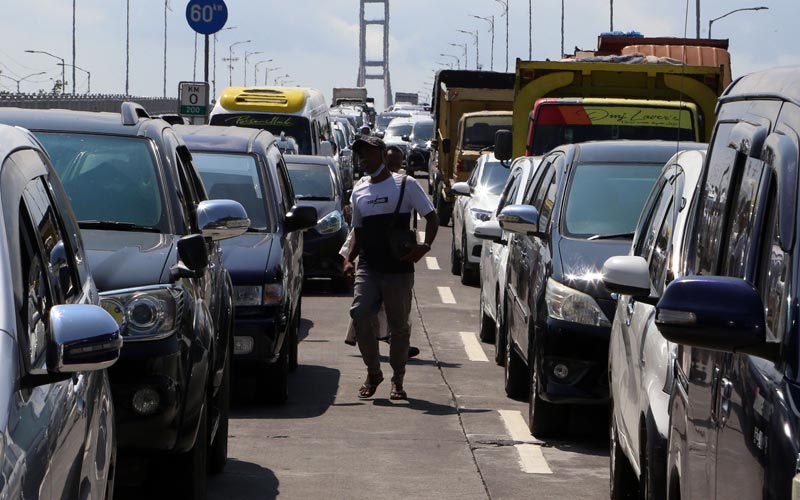 Macet Total di Suramadu Gegara Swab Massal, Khofifah: Semata-Mata untuk Kebaikan Semua