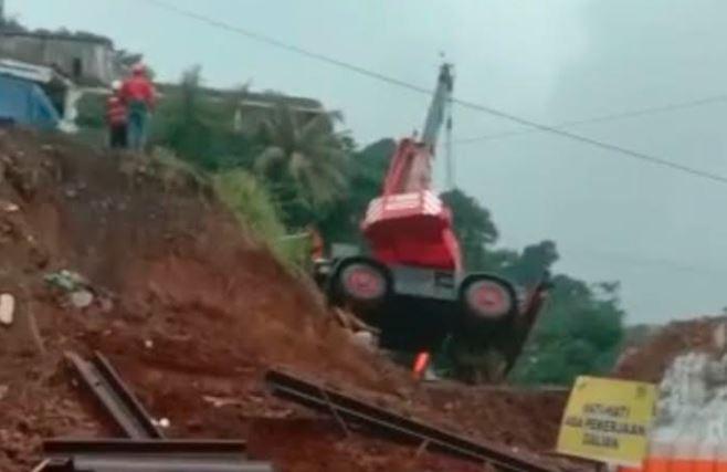Crane Proyek Rel Ganda Bogor-Sukabumi Terguling, Warga Teriak Histeris