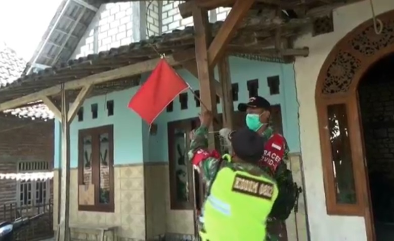 7 Warga Klaster Hajatan Lamongan Meninggal, TNI Pasang Bendera Merah di Rumah Isolasi  