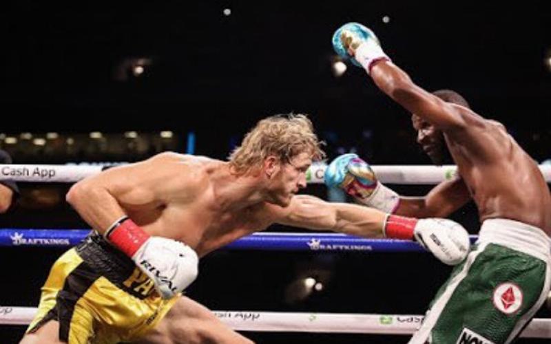 Buas! Detik-detik Logan Paul Hujani Floyd Mayweather dengan Pukulan di Ronde 1