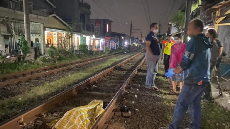 Asyik Bermain HP, Remaja Tewas Tersambar Kereta di Kebayoran 