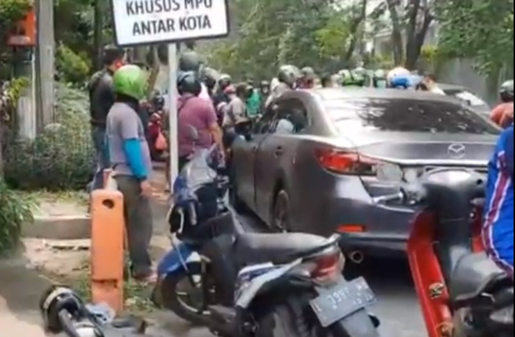 Mobil Tabrak Motor usai Terobos Lampu Merah Ternyata Milik Pejabat Utama Polda Jatim 