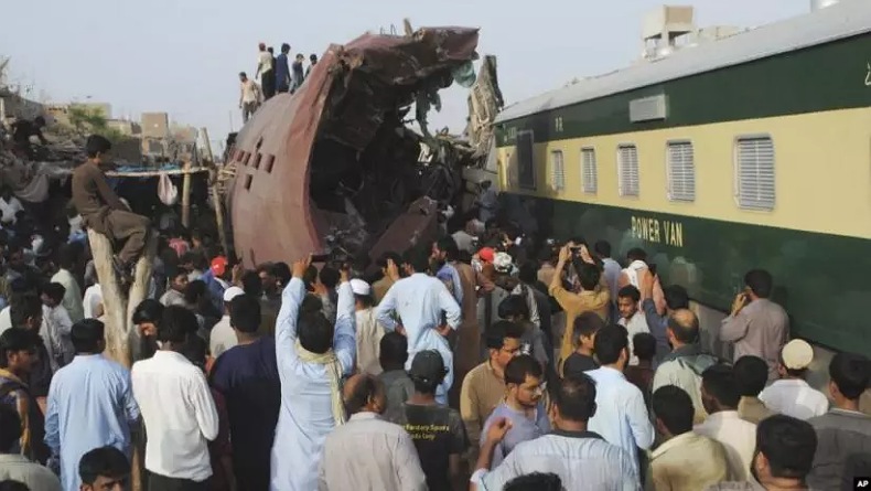 Dua Kereta Bertabrakan, 25 Orang Tewas dan Ratusan Terluka
