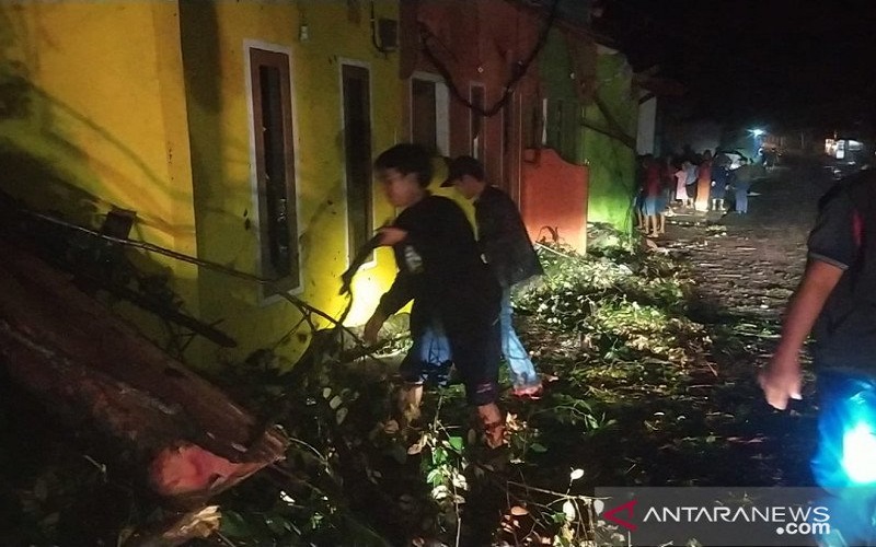 Hujan Deras Disertai Angin Kencang Rusak Rumah Warga di Palabuhanratu Sukabumi