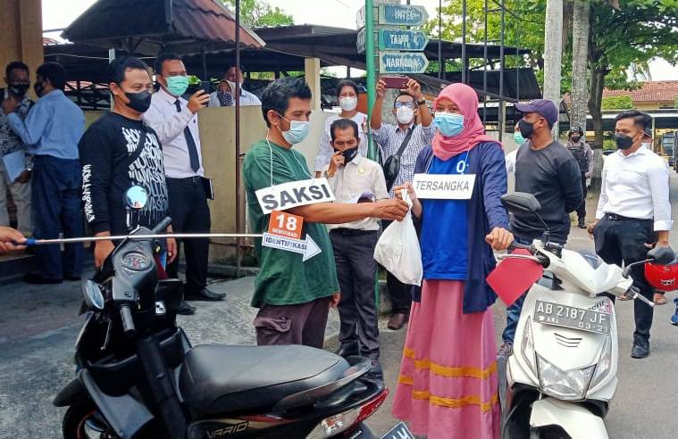 Rekonstruksi Kasus Sate Beracun, Nani Aprilliani Menangis saat Peragakan 34 Adegan