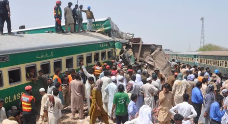 Tabrakan 2 Kereta Tewaskan 30 Orang, PM Pakistan Imran Khan Perintahkan Penyelidikan