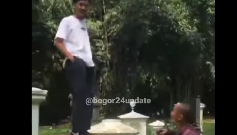 Viral Aksi Pemuda Injak Makam Belanda di Kebun Raya Bogor