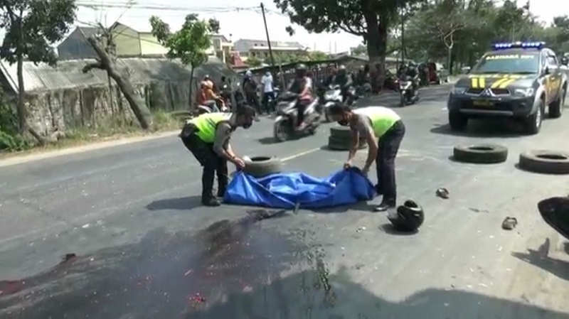 Ibu di Tuban Tewas Terlindas Truk usai Jatuh dari Motor, Anak Menangis Histeris 