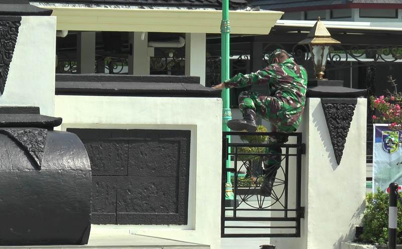 Lompat Pagar, Prajurit TNI Ini Bubarkan Kerumunan Pengunjung di Masjid Agung Demak