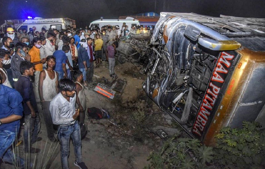 Bus Pengangkut Pekerja Migran Tabrak Van, 17 Orang Tewas
