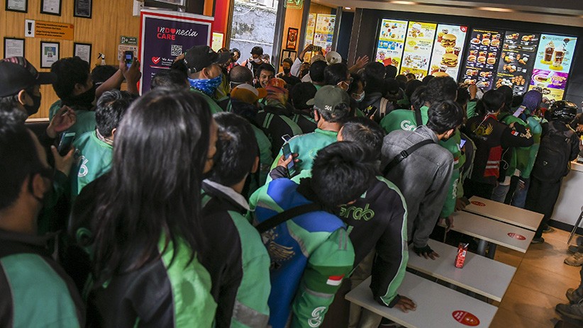 Ratusan Ojol di Bogor Protes Pesanan BTS Meals Mendadak Dibatalkan
