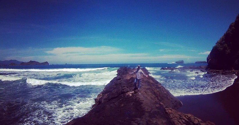 Di Balik Keindahan Pantai Watu Ulo Jember, Ternyata Ada Penampakan Naga Tidur