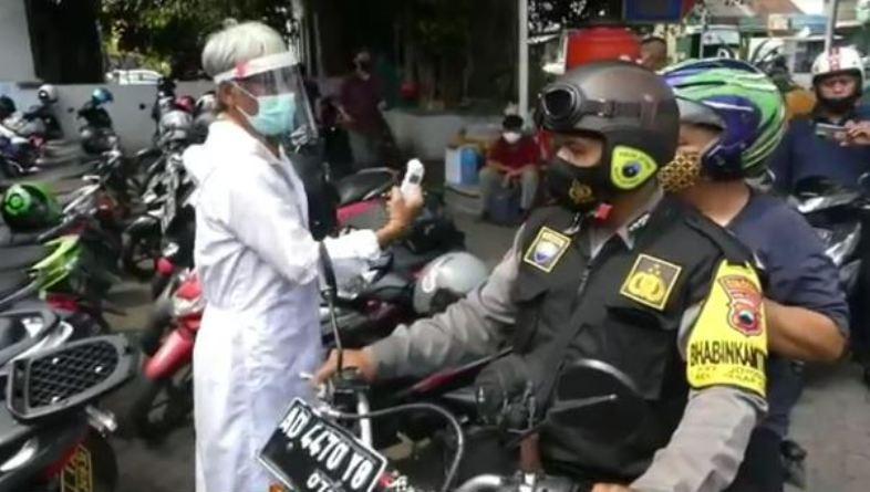 Percepat Vaksinasi Covid-19, Bhabinkamtibmas di Solo Ini Rela Antar Jemput Lansia ke Puskesmas 