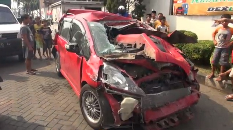 Diduga Rem Blong, Dump Truk Seruduk 5 Kendaraan di Jalan Raya Sidoarjo 