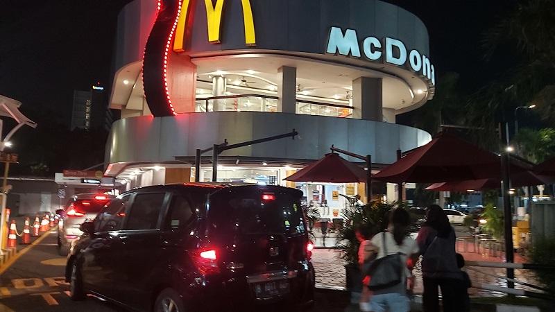 Timbulkan Kerumunan, Petugas Minta McDonald's Surabaya Tutup Sementara