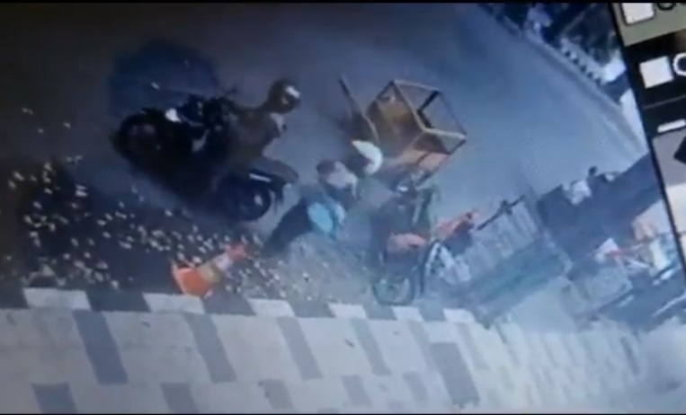 Pasutri Pencuri HP di Tuban Terekam CCTV Bawa Anak saat Beraksi