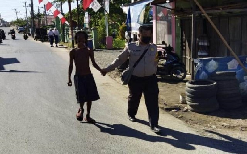 Polisi Ini Tak Ragu Gandeng Tangan Orang dengan Gangguan Jiwa, Alasanya Bikin Haru